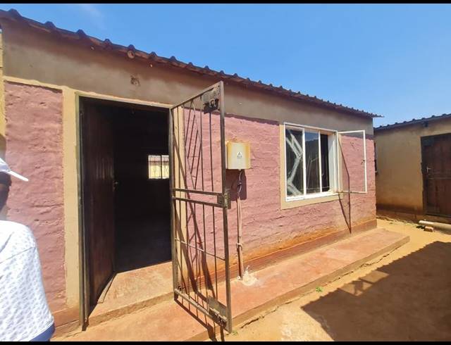 1 BEDROOM HOUSE FOR SALE IN PHUMULA